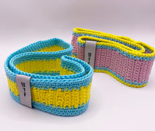 Lade das Bild in den Galerie-Viewer, Das Luksan Wunder Häkelstirnband (handgehäkelt von Mama)