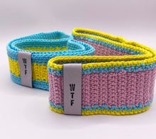 Lade das Bild in den Galerie-Viewer, Das Luksan Wunder Häkelstirnband (handgehäkelt von Mama)