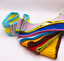 Lade das Bild in den Galerie-Viewer, Das Luksan Wunder Häkelstirnband (handgehäkelt von Mama)