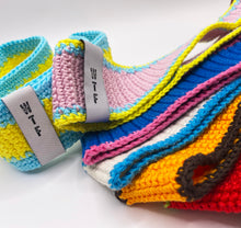 Lade das Bild in den Galerie-Viewer, Das Luksan Wunder Häkelstirnband (handgehäkelt von Mama)