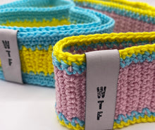 Lade das Bild in den Galerie-Viewer, Das Luksan Wunder Häkelstirnband (handgehäkelt von Mama)